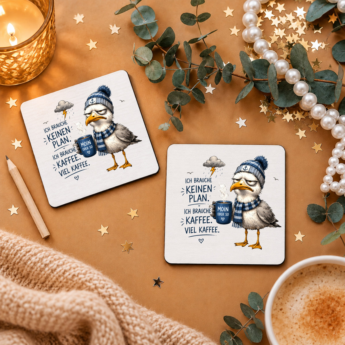 Tassenuntersetzer mit Möwe und Kaffee Spruch Ich brauche keinen Plan auf dekoriertem Tisch