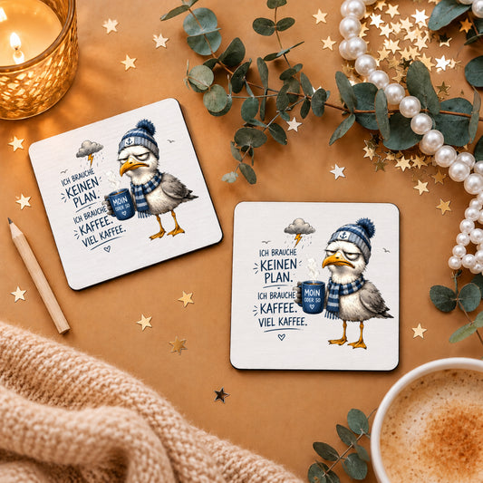 Tassenuntersetzer mit Möwe und Kaffee Spruch Ich brauche keinen Plan auf dekoriertem Tisch