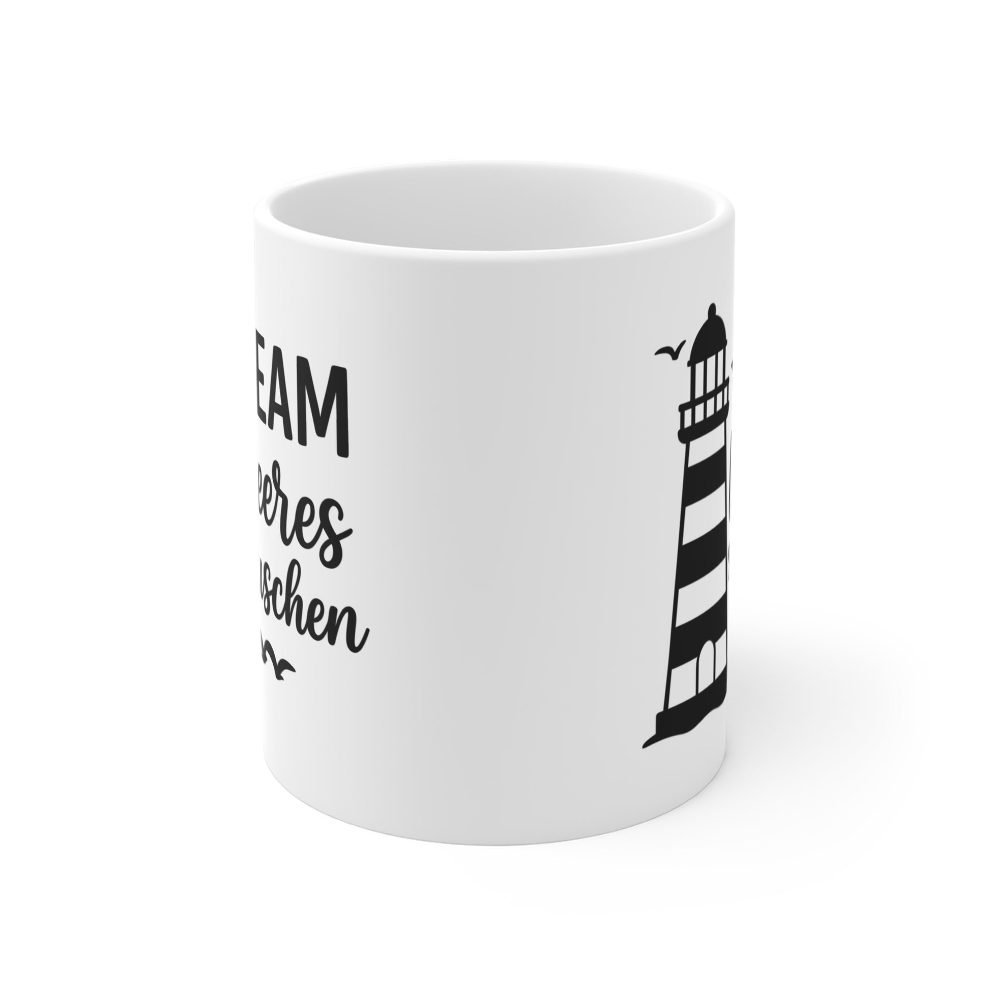 Rundum bedruckte Keramiktasse mit maritimem Leuchtturm-Design und Küstenspruch