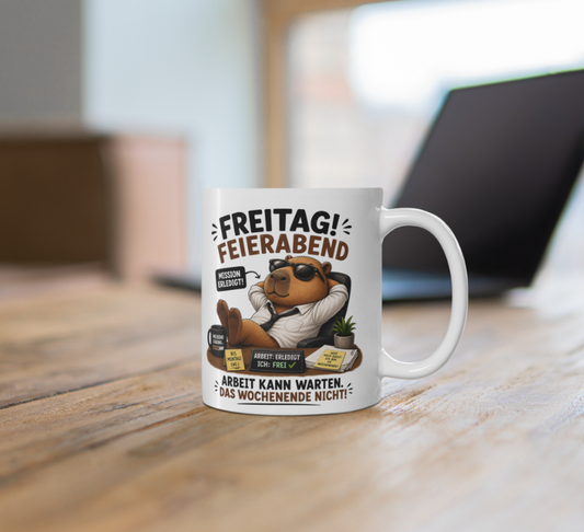 Weiße Capybara Tasse mit Freitag Feierabend Spruch und beidseitigem Motiv