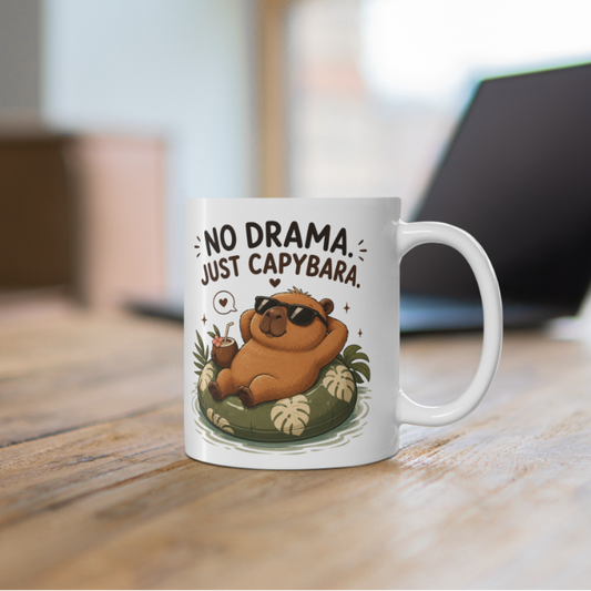 Weiße Capybara Tasse mit „No Drama, Just Capybara“ Spruch, Sonnenbrille und Getränk als lustige Geschenkidee