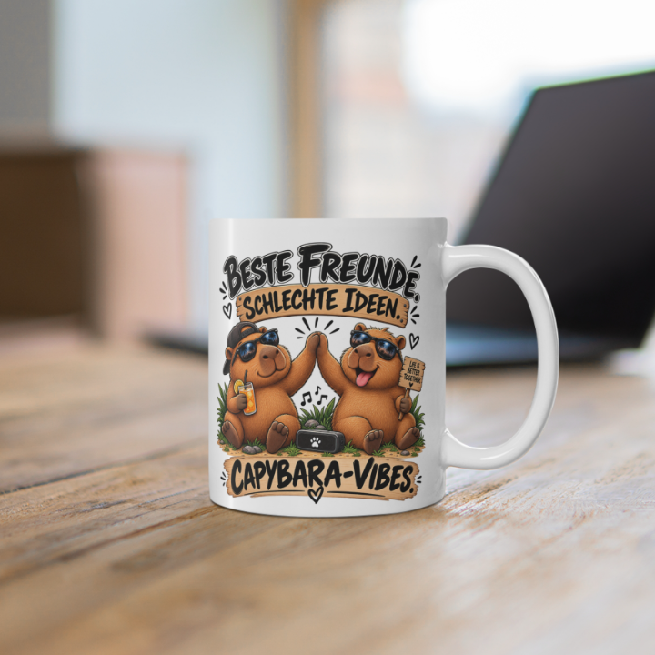 Weiße Capybara Tasse mit beidseitigem Motiv „Beste Freunde, schlechte Ideen – Capybara-Vibes“