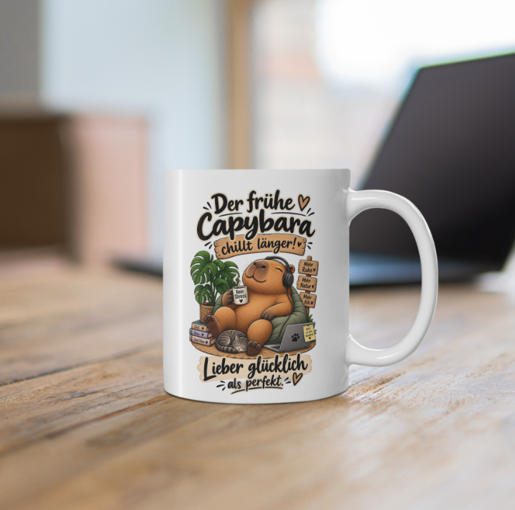Weiße Capybara Tasse mit entspanntem Capybara, Kopfhörern und Spruch „Der frühe Capybara chillt länger“