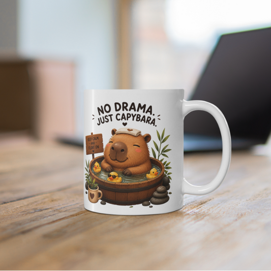 Weiße Capybara Tasse mit entspanntem Capybara im Badefass, Badeenten und „No Drama, Just Capybara“ Spruch