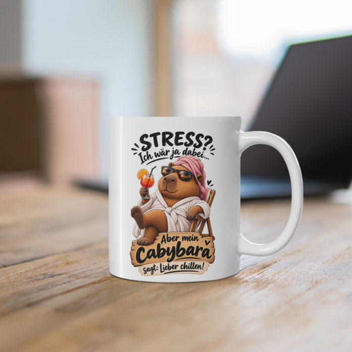 Weiße Capybara Tasse mit umlaufendem Motiv und Spruch „Stress? Ich wär ja dabei – aber mein Capybara sagt: lieber chillen“