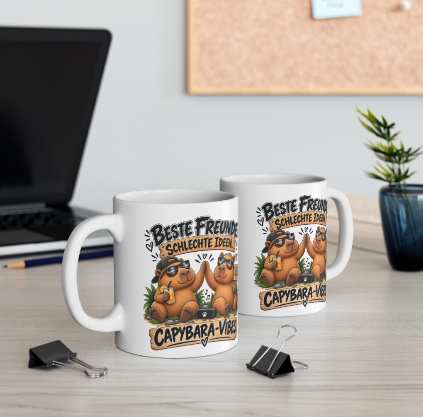 Weiße Capybara Tasse mit zwei Capybaras beim High Five und Schriftzug „Capybara-Vibes“ auf einem Holztisch