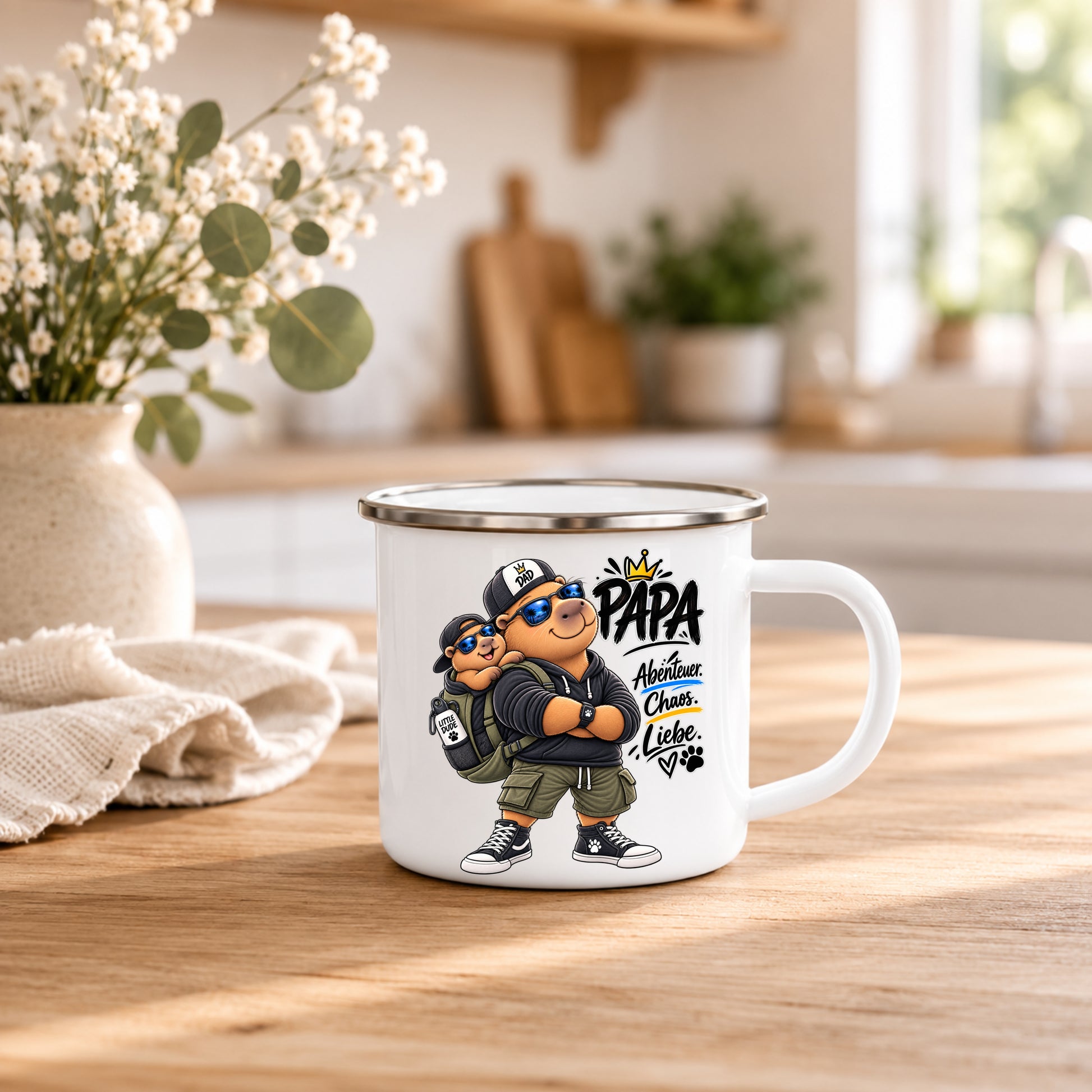 Weiße Emaille Tasse für Vater mit Papa Abenteuer Chaos Liebe Motiv in heller Küche