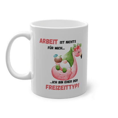 Weiße Keramiktasse mit Flamingo Motiv und Spruch „Arbeit ist nichts für mich ich bin eher der Freizeittyp“