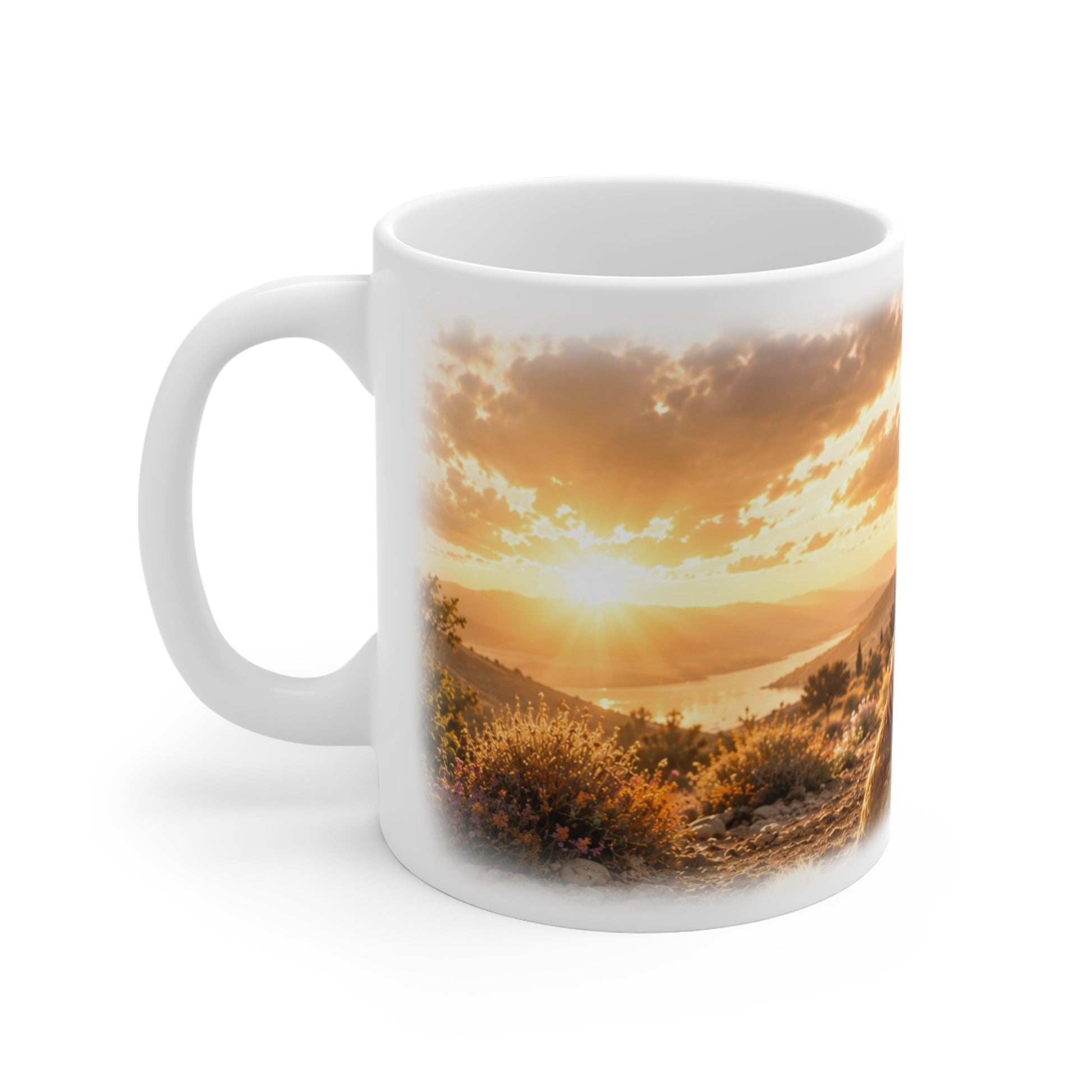 Weiße Tasse mit friedlicher Landschaft und goldenem Sonnenuntergang in christlicher Atmosphäre