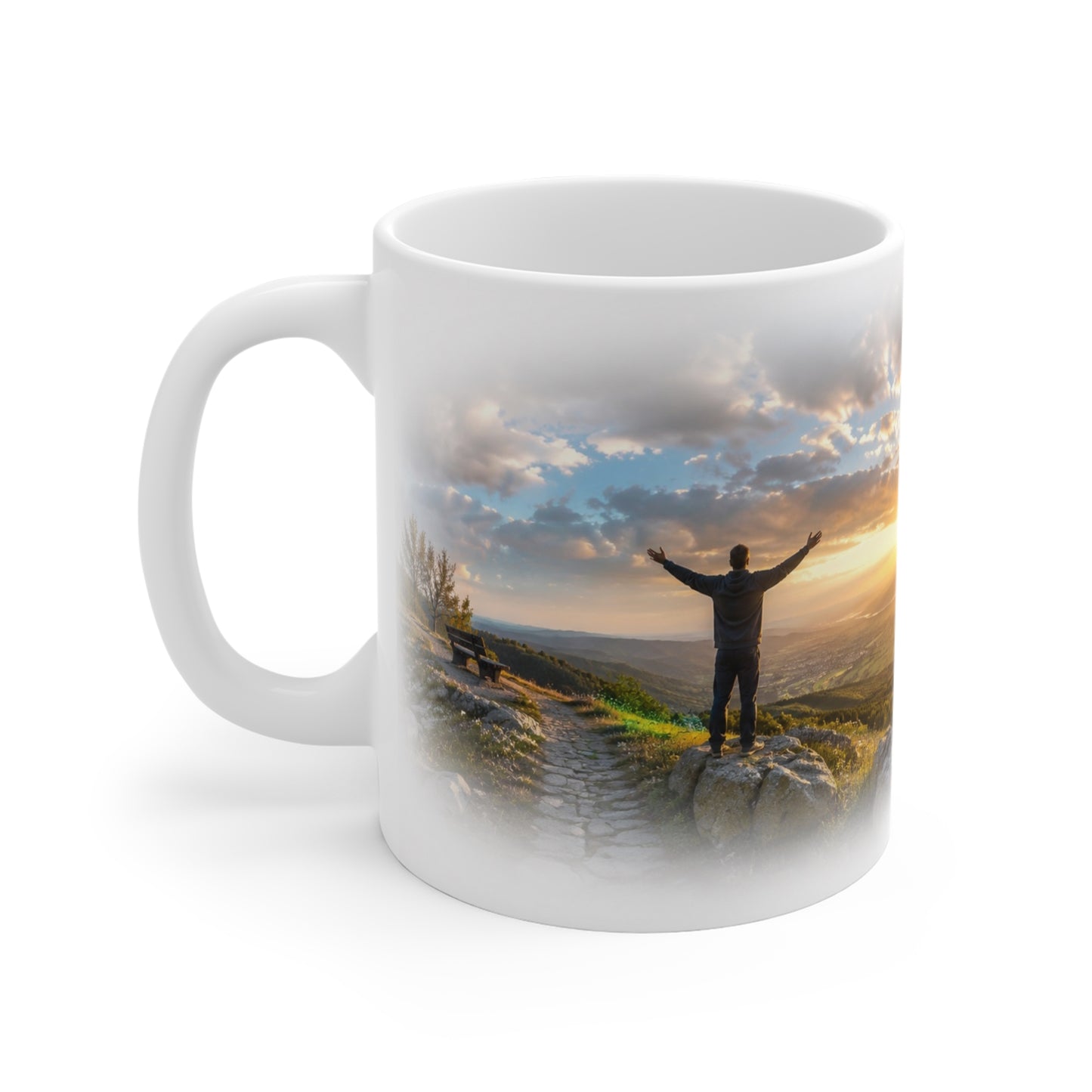 Weiße christliche Tasse mit Mann und erhobenen Armen vor Sonnenuntergang als Symbol für Glaube und Dankbarkeit