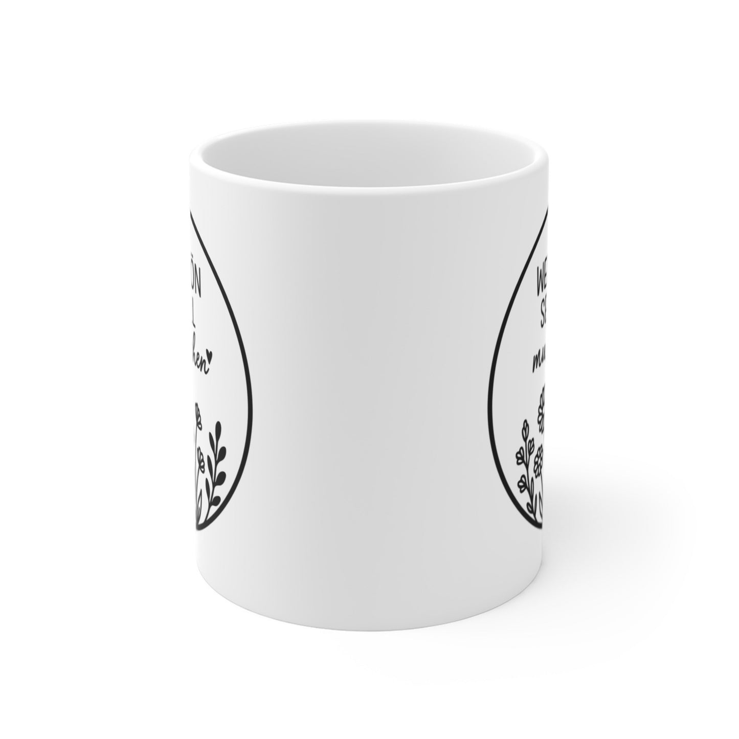 Rundumansicht einer weißen Keramiktasse mit humorvollem Blumendesign
