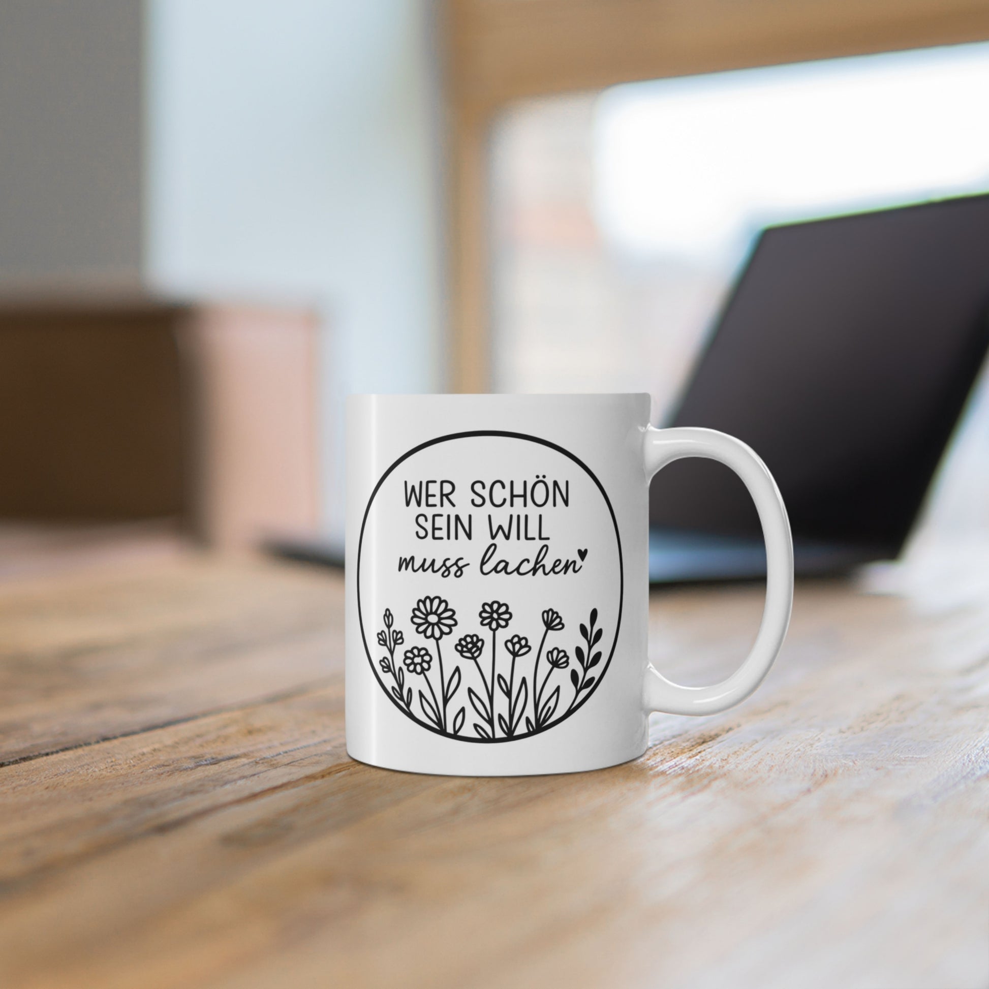 Lustige Spruchtasse mit Blumenillustration und positiver Botschaft auf Holztisch