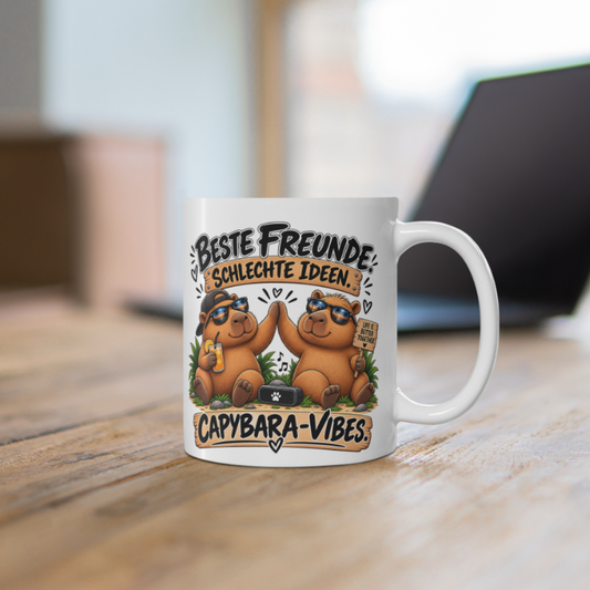 Zwei weiße Capybara Tassen mit Freundschaftsmotiv, High-Five und Spruch „Beste Freunde, schlechte Ideen“