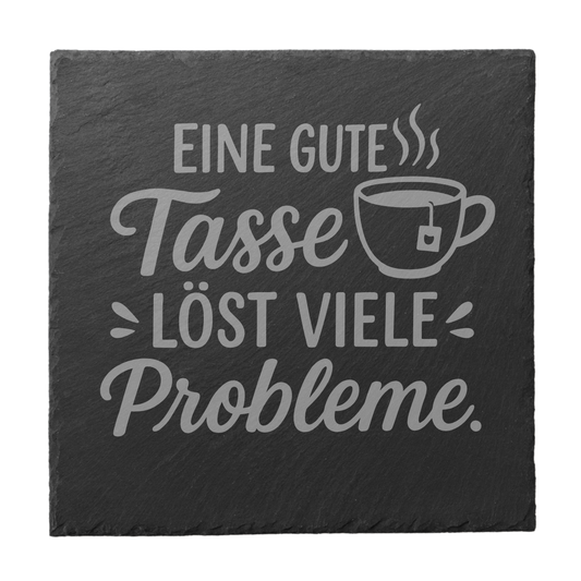 Schiefer Untersetzer mit Spruch Eine gute Tasse löst viele Probleme, Runder Untersetzer mit Teetasse Motiv, Geschenkidee für Tee Fans aus Naturschiefer, Gravierter Schiefer Untersetzer mit positivem Spruch, Tee Untersetzer für Büro und Zuhause