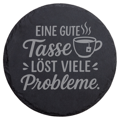 Schiefer Untersetzer mit Spruch Eine gute Tasse löst viele Probleme, Runder Untersetzer mit Teetasse Motiv, Geschenkidee für Tee Fans aus Naturschiefer, Gravierter Schiefer Untersetzer mit positivem Spruch, Tee Untersetzer für Büro und Zuhause