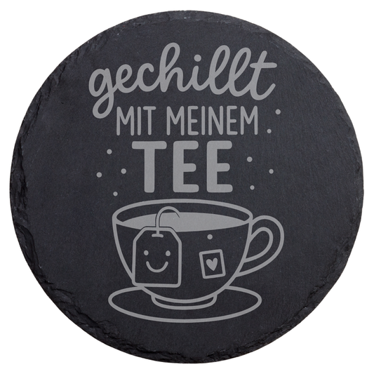 Schiefer Untersetzer gechillt mit meinem Tee, Runder Tee Untersetzer mit Teebeutel Gesicht, Gravierter Naturschiefer Untersetzer für entspannte Momente, Selfcare Geschenk mit Tee Motiv, Dekorativer Schiefer Untersetzer mit lustigem Teedesign