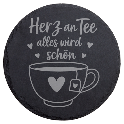 Schiefer Untersetzer Herz an Tee alles wird schön, Runder Tee Untersetzer mit Herz und Tasse, Liebevolle Gravur auf Naturschiefer, Geschenkidee für Teeliebhaber mit Herzmotiv, Dekorativer Untersetzer mit Spruch und Herz