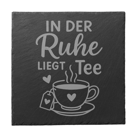 Schiefer Untersetzer In der Ruhe liegt Tee mit Tassenmotiv, Runder Naturschiefer Untersetzer mit Wortspiel, Achtsamkeit Geschenk für Teeliebhaber, Gravierter Schiefer Untersetzer mit Herz und Dampf, Dekorativer Tee Untersetzer für entspannte Momente