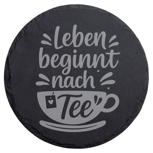 Schiefer Untersetzer mit Spruch Leben beginnt nach Tee, Runder Schiefer Untersetzer mit Tassenmotiv, Lustiger Tee Untersetzer aus Naturschiefer, Gravierter Untersetzer für Teefans, Geschenkidee mit Tee Spruch für Alltag und Büro