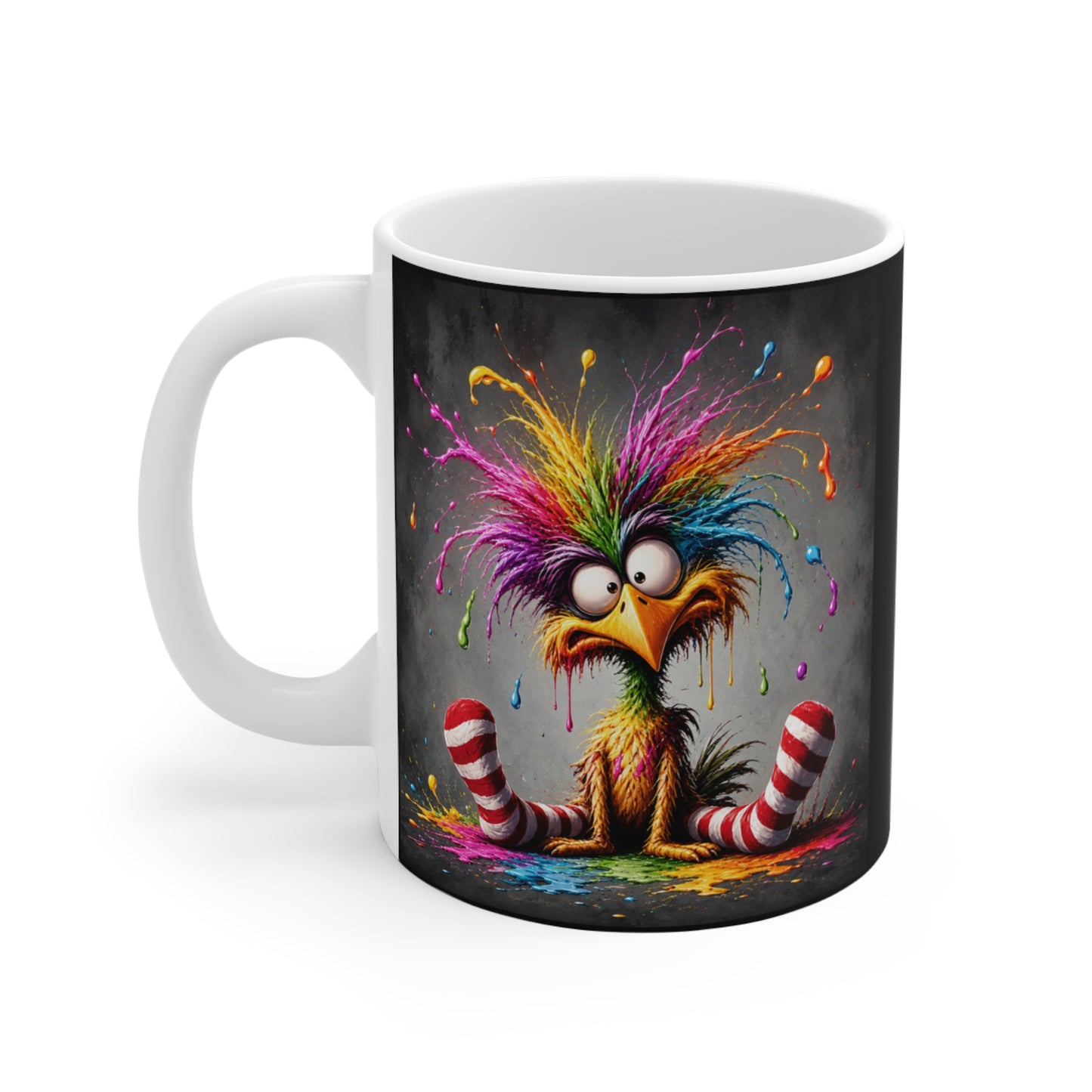 Weiße Keramiktasse mit lustigem buntem Vogel und farbenfrohen Farbspritzern auf dunklem Hintergrund