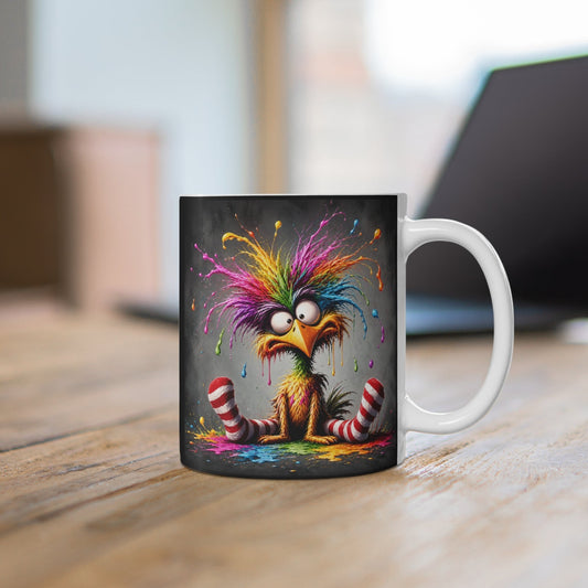 Weiße Tasse mit farbenfrohem Vogelmotiv auf Holztisch vor verschwommenem Hintergrund